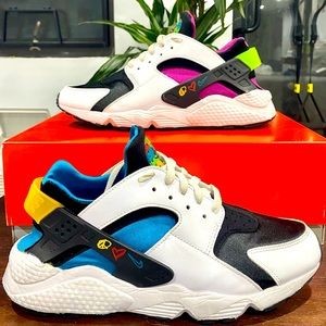 SOLD Nike Men’s Huarache Peace Love Swoosh Size 10